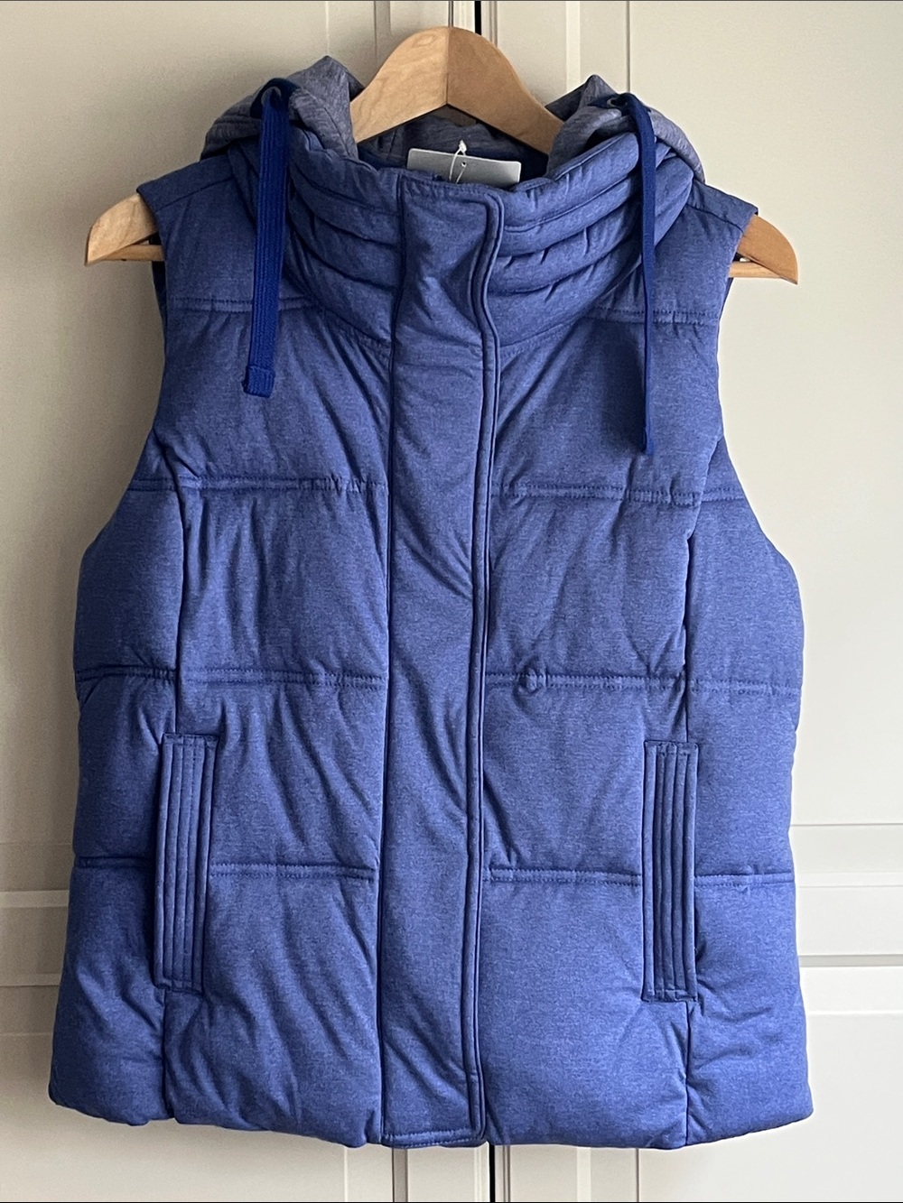 NWT Athleta puffer vest with zip off hood in periwinkle blue. US M